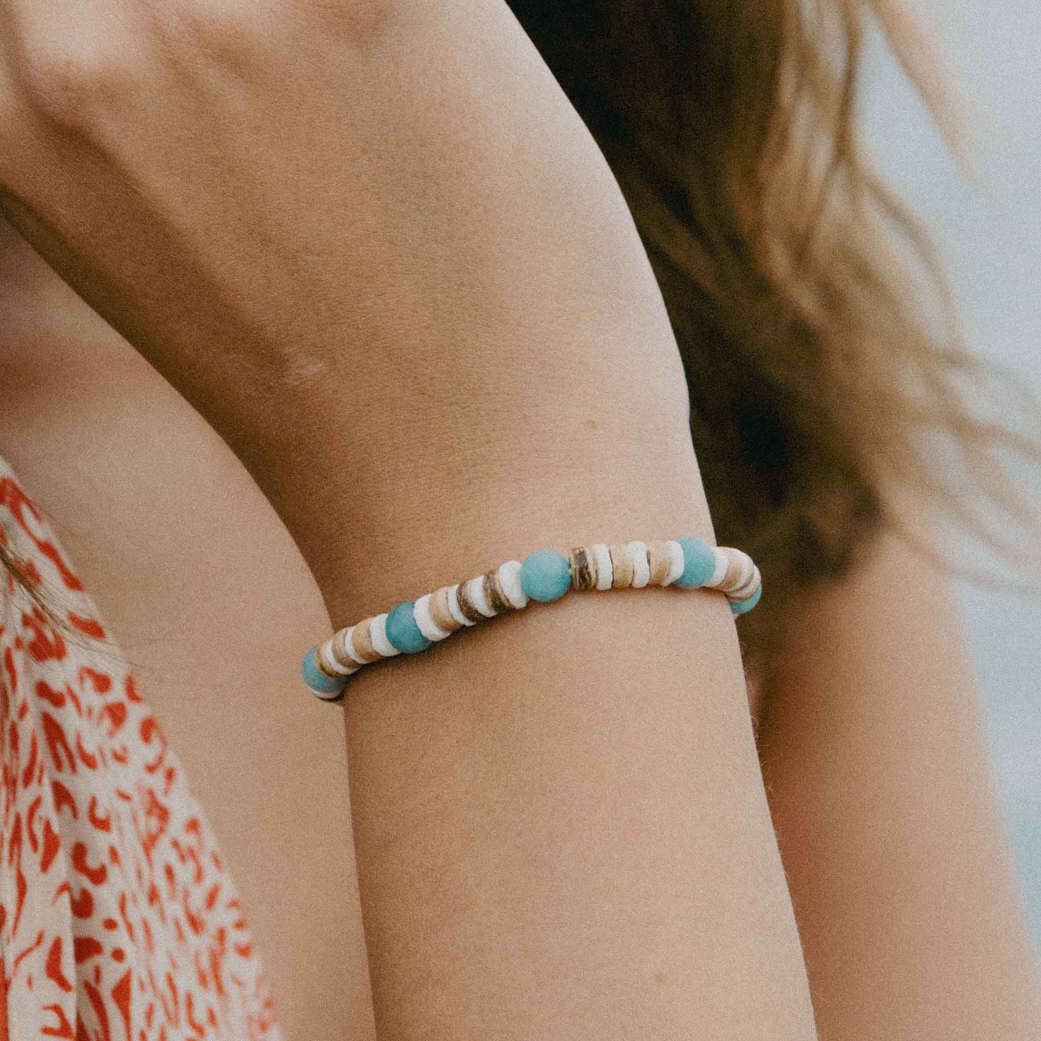 Pineapple Island Manta Point Stone &amp; Shell Bracelet - Brown/White/Blue