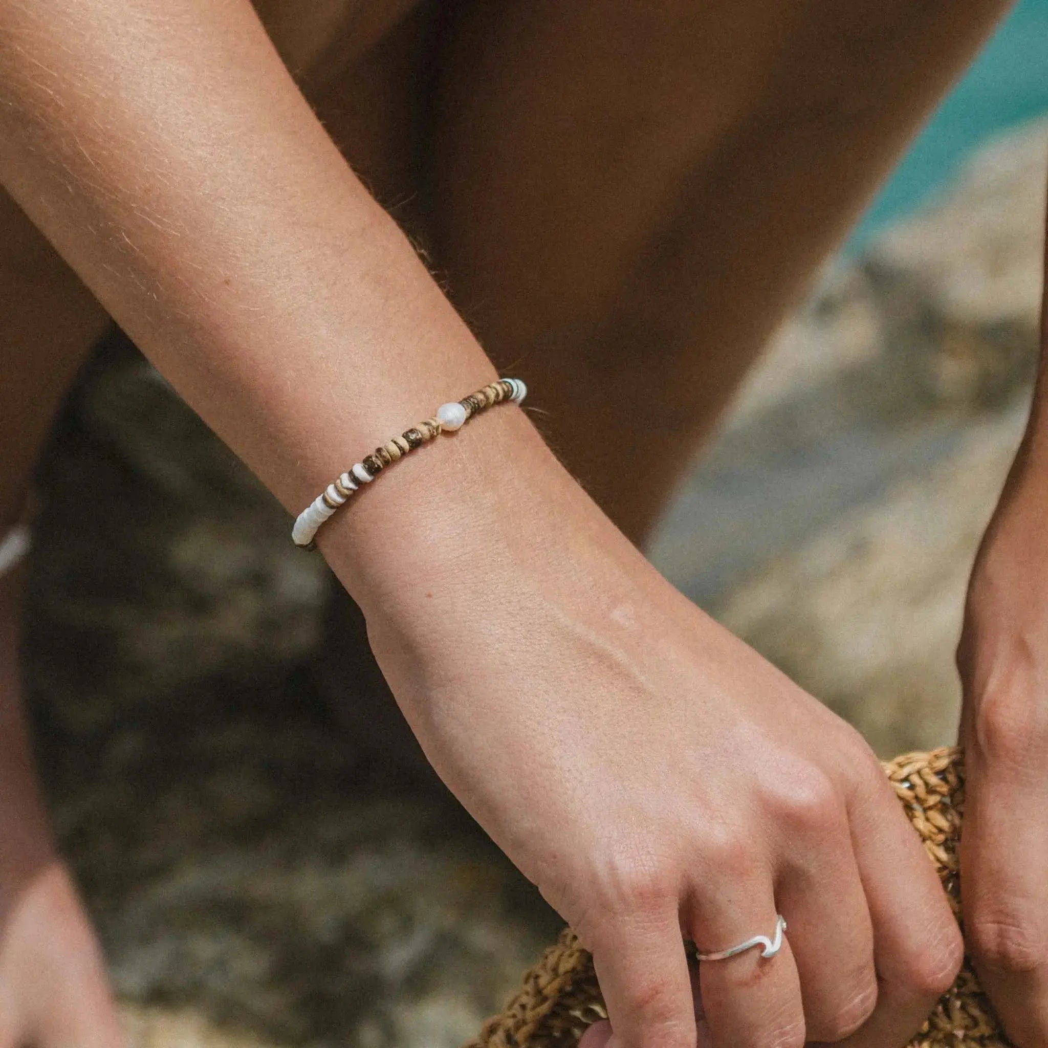 Pineapple Island Kauai Puak Shell and Pearl Bracelet - Brown/White