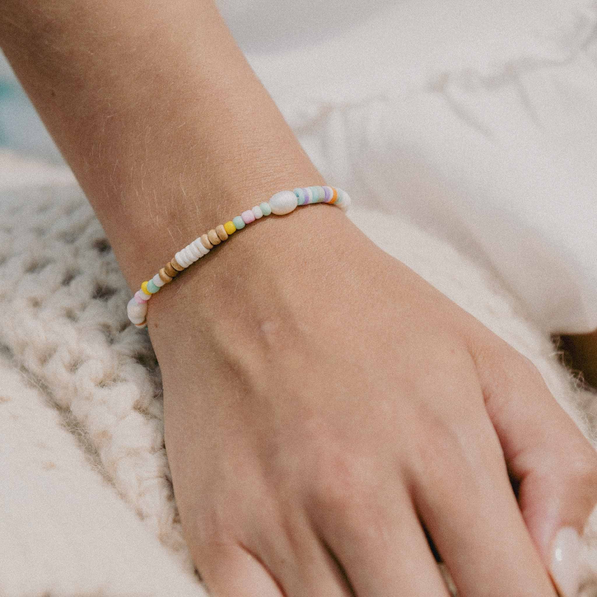 Pineapple Island Mentawai Islands Surfer Pearl Beaded Bracelet - White/Multi