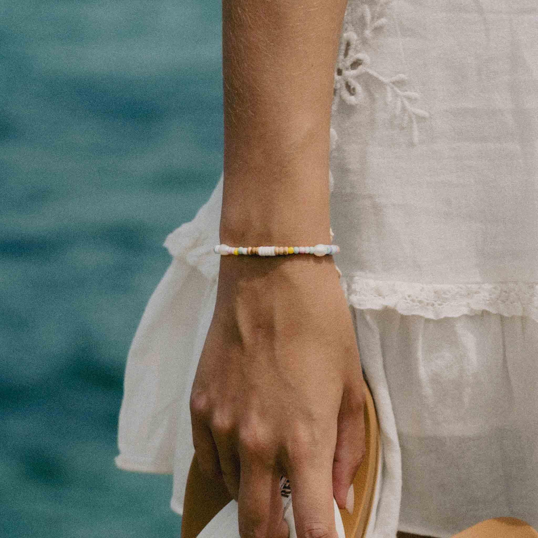Pineapple Island Mentawai Islands Surfer Pearl Beaded Bracelet - White/Multi