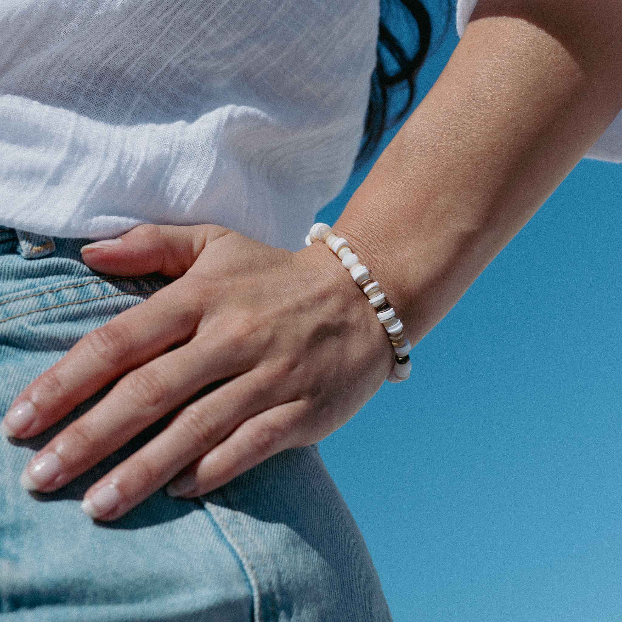 Pineapple Island Whitecaps Elasticated Shell Bracelet - White/Natural