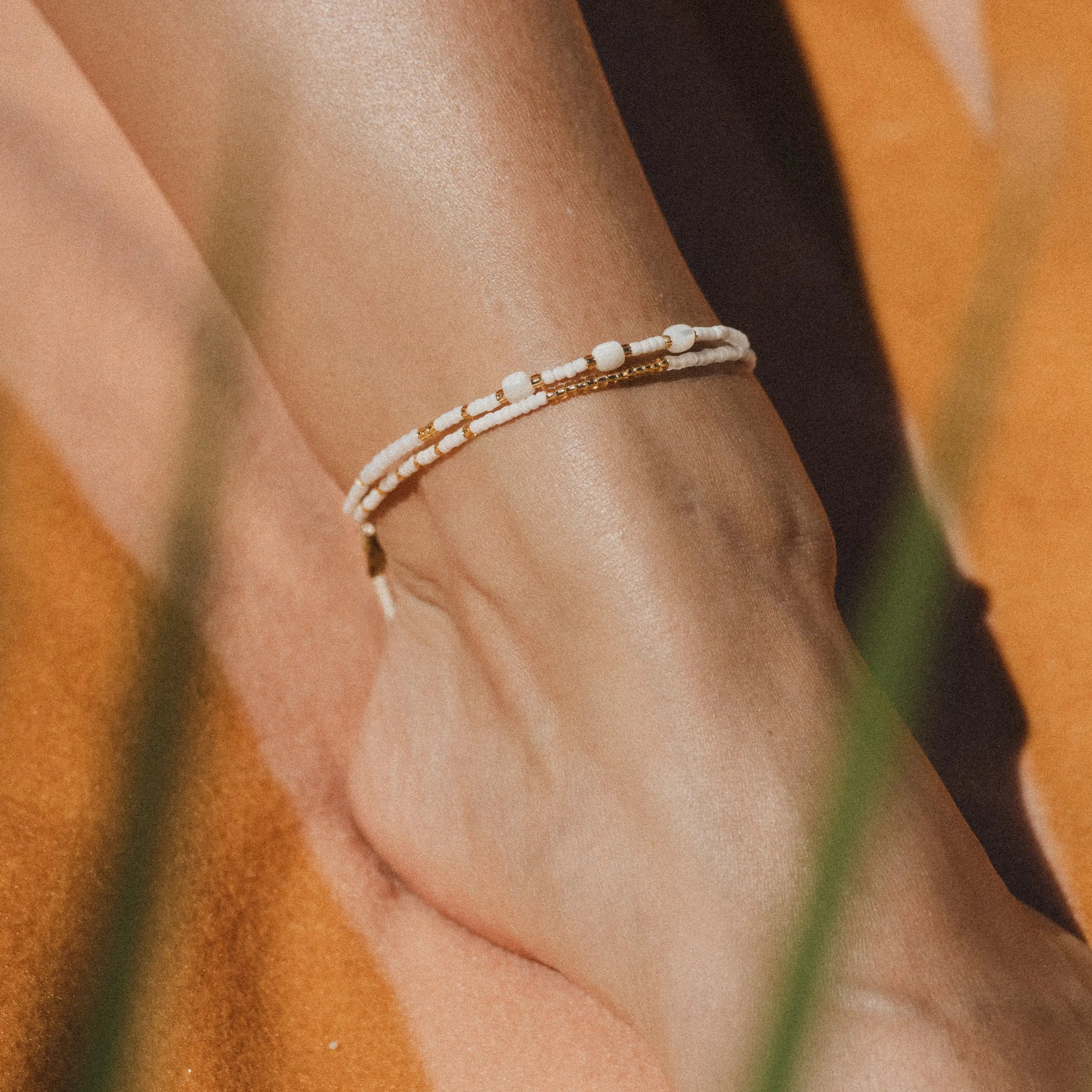 Pineapple Island Pasir Mother of Pearl Golden Hour Anklet - White/Gold