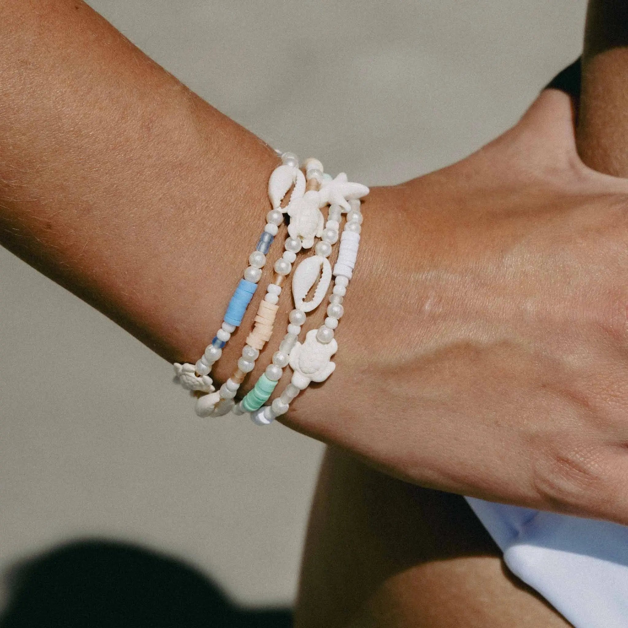 Pineapple Island Sagara Hati Beaded Charm Bracelet - Blue/White