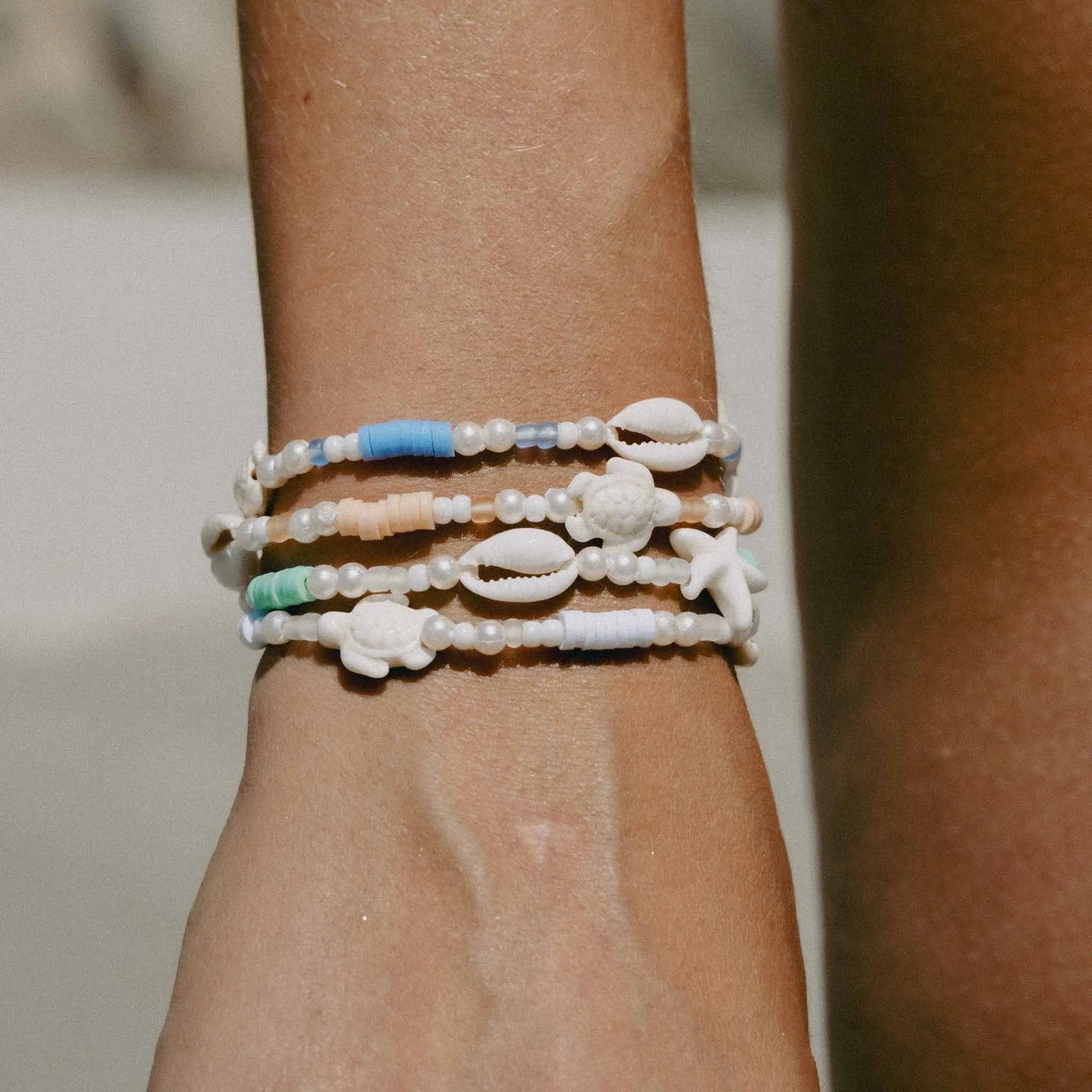 Pineapple Island Sagara Hati Beaded Charm Bracelet - Blue/White