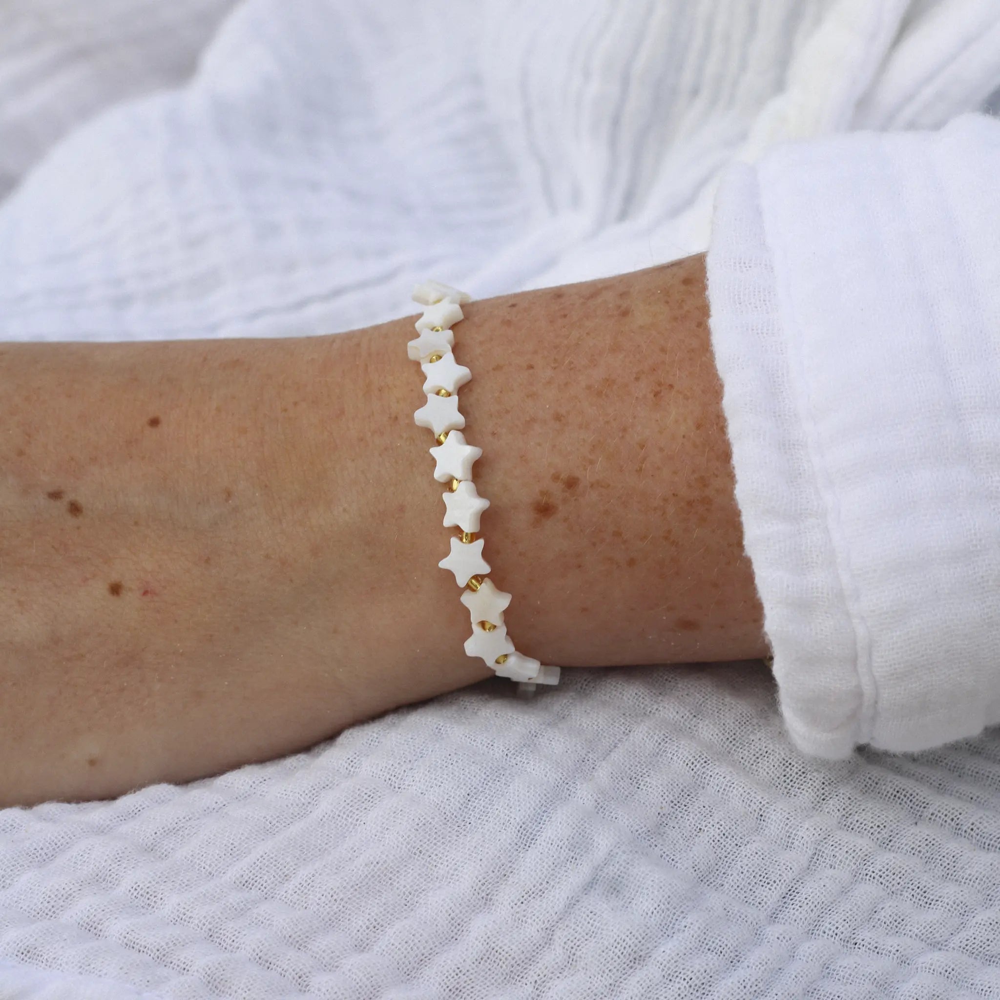 Pineapple Island Surgawi Mother of Pearl Star Bracelet - Cream/Gold