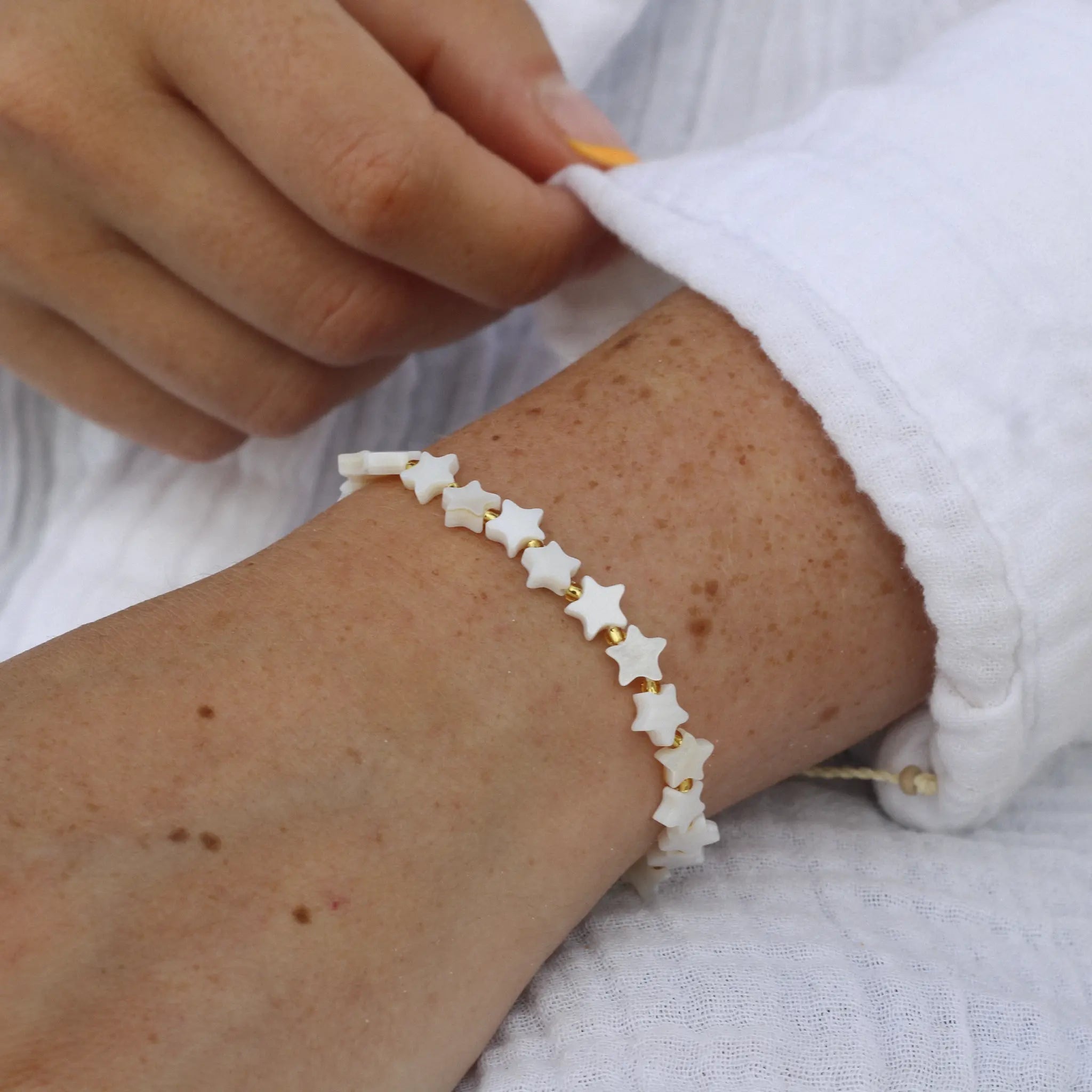 Pineapple Island Surgawi Mother of Pearl Star Bracelet - Cream/Gold